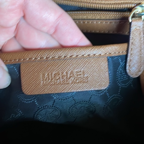 Michael Kors large size purse like new - Picture 6 of 8